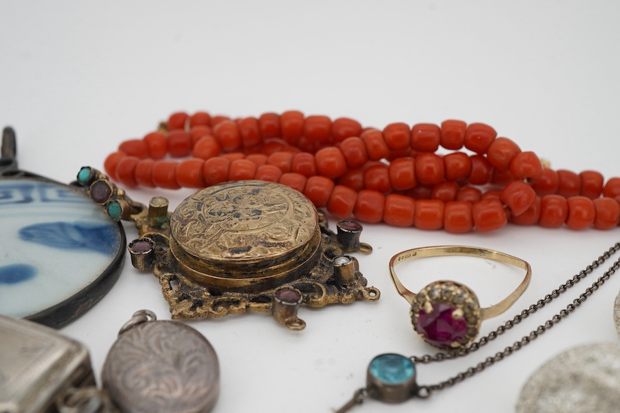 A group of jewels and accessories including a Georgian silver vinaigrette, length 2.2cm, British hallmarks for silver, date letter X for 1795 or 1821; a coral bead necklace, length 39cm; a coral and marcasite ring and pa